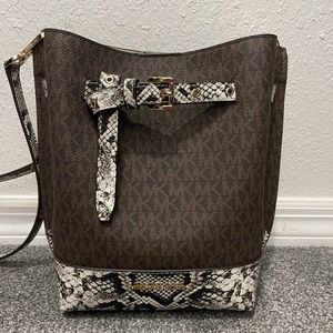Michael Kors Emilia SM bucket bag